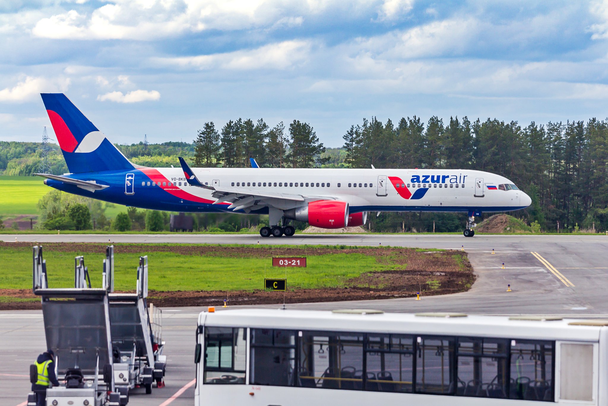 Багаж азур эйр сколько. Боинг 757 Азур. Боинг 757 Азур Эйр. Боинг 757 в Бегишево. Боинг 757-200 Azur Air.